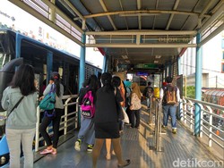 Penumpang TransJ pun Tak Setuju Larangan Motor di Jalan Sudirman