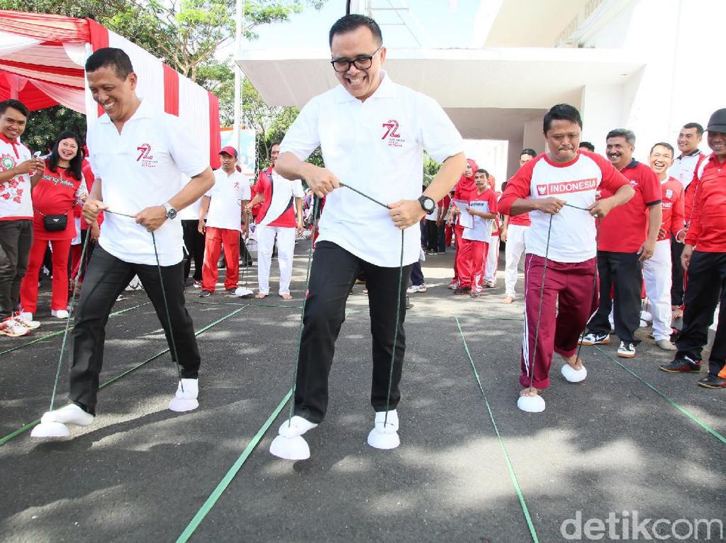 Bupati Anas Adu Egrang Bathok Lawan Karyawan Saat Lomba Agustusan Bupati Anas Adu Egrang Bathok Lawan Karyawan Saat Lomba Agustusan