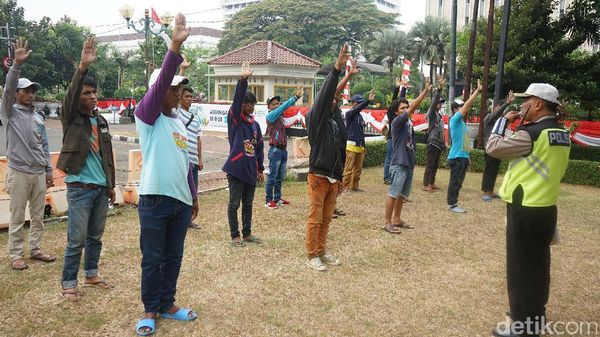 Begini Wajah-wajah Sukarelawan Pengatur Lalu Lintas