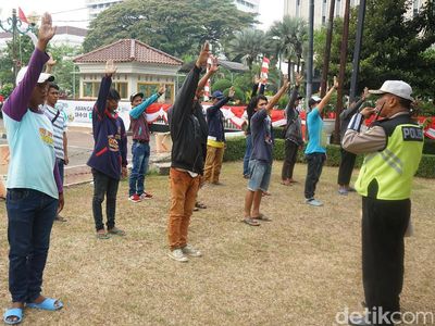 Begini Wajah-wajah Sukarelawan Pengatur Lalu Lintas