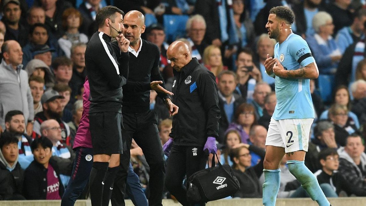 Pep Guardiola mempertanyakan kartu merah Kyle Walker kepada ofisial keempat Michael Oliver (Michael Regan/Getty Images)