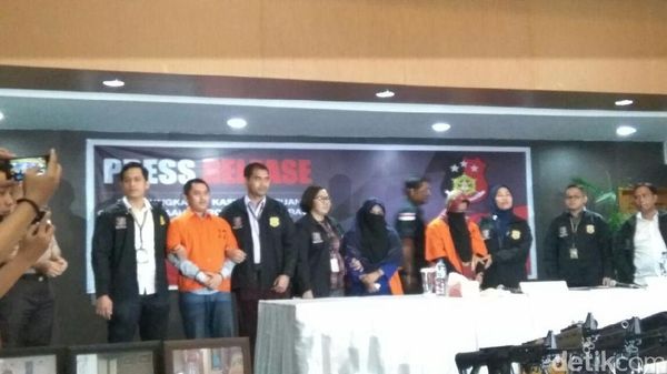 Foto: Bos First Travel Andhika-Anniesa Dipajang Polisi di Bareskrim