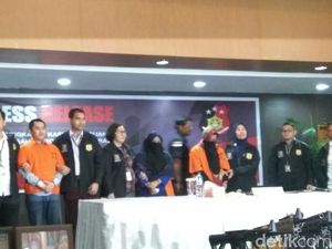 Foto: Bos First Travel Andhika-Anniesa Dipajang Polisi di Bareskrim
