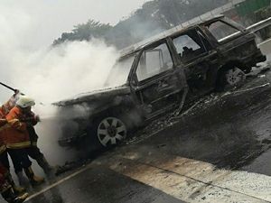 Mobil Terbakar Jelang Gerbang Tol Cibubur Arah Bogor