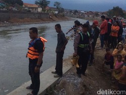 Dua Pekerja Bangunan Tenggelam Saat Berenang di Sungai Cimanuk