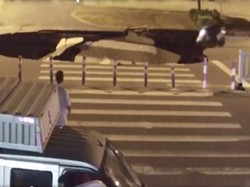 Ngeri! Sibuk Main HP, Pemotor Ini Jatuh di Jalanan Ambles