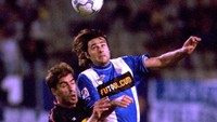 Sebelum jadi manajer seperti sekarang ini, Mauricio Pochettino punya reputasi sebagai bek tengah tangguh. Bersama Espanyol, ia pun punya koleksi 13 kartu merah di La Liga. (Foto: Allsport/ALLSPORT)