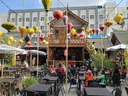 Bergaya Ala Kaisar China di Chinatown Bandung