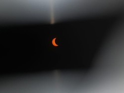 Para Seleb Dunia Ini Ikut Norak Nonton Gerhana Matahari