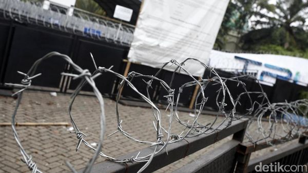 Gedung TPI Dipagar 4 Lapis dan Kawat Berduri