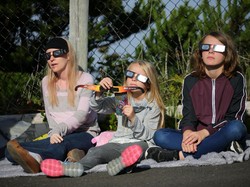 Antusias Warga hingga Superman Nonton Gerhana Matahari Total di AS