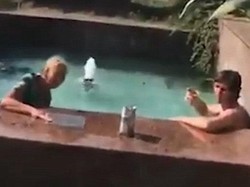 Malu-maluin, Pasangan Traveler Ini Mabuk dan Berendam di Air Mancur