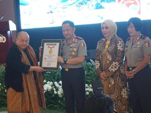 Polwan Ekspedisi ke Carstenz, Muri Beri 2 Rekor Dunia ke Polri Polwan Ekspedisi ke Carstenz, Muri Beri 2 Rekor Dunia ke Polri