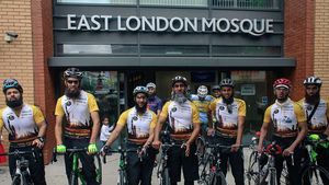 8 Pesepeda Naik Haji Gowes 3.500 Km Hebohkan Facebook