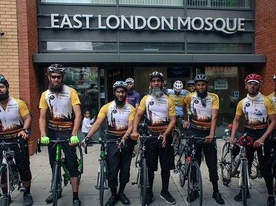 8 Pesepeda Naik Haji Gowes 3.500 Km Hebohkan Facebook