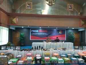 Di Dalam Kotak Ini, Ribuan Paspor Jamaah First Travel Disimpan