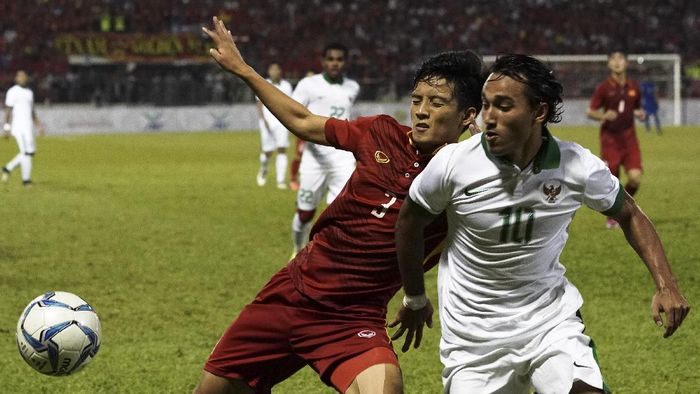 Ezra Walian menunggu kepastian di Timnas Indonesia U-23. (Wahyu Putro A/Antara) Ezra Walian menunggu kepastian di Timnas Indonesia U-23. (Wahyu Putro A/Antara)