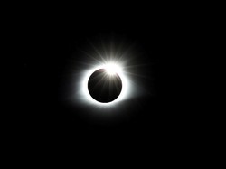 Gerhana Matahari Total Berdurasi 4 Menit, Area 10 Ribu Km Gelap Gulita