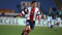 Dalam 297 penampilan La Liga selama 11 musim (bersama Albacete dan Atletico), Santiago Denia mengoleksi 14 kartu merah dalam posisinya sebagai bek tengah. (Foto: Clive Mason /Allsport)