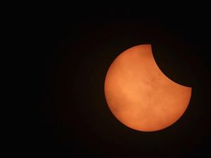 Serunya Memotret Gerhana Matahari dari Luar Angkasa