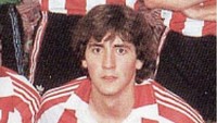 Sebanyak 432 pertandingan dilakoni Patxi Salinas selama 16 musim di La Liga bersama Athletic Bilbao dan Celta. Ada 15 kartu merah yang ia terima dalam kariernya di ajang tersebut. (Foto: miathletic.com)