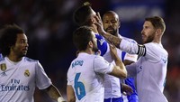 Sergio Ramos menyamai rekor kartu merah terbanyak di La Liga ketika kapten Real Madrid itu mendapatkan kartu yang ke-18 saat menghadapi Deportivo La Coruna. (Foto: MIGUEL RIOPA/AFP PHOTO)