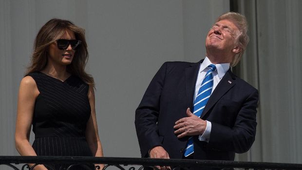 Gaun Melania Trump merupakan gaun rancangan Jason Wu
