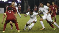 Febri Haryadi dan Ezra Walian menjadi dua penggawa lini depan Indonesia. Febri harus lebih banyak membantu pertahanan dalam laga itu. (Foto: Wahyu Putro A/Antara)