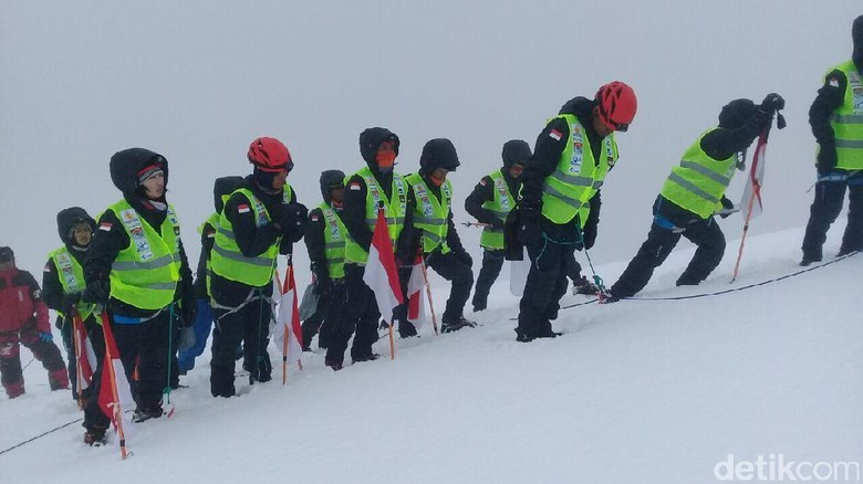 Cerita Tim Polwan Kibarkan Bendera Merah Putih di Puncak Jaya