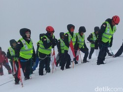 Cerita Tim Polwan Kibarkan Bendera Merah Putih di Puncak Jaya