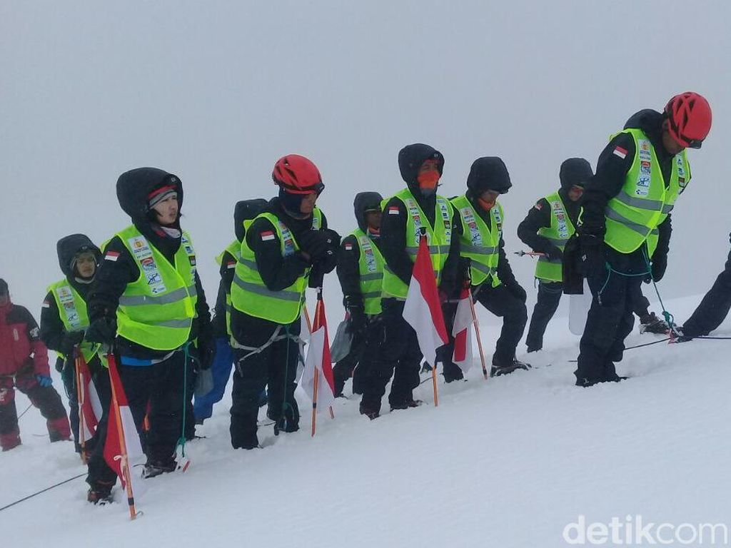 Cerita Tim Polwan Kibarkan Bendera Merah Putih di Puncak Jaya Cerita Tim Polwan Kibarkan Bendera Merah Putih di Puncak Jaya