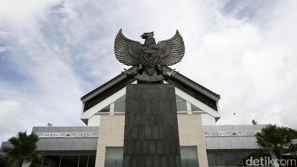 Potret Perbedaan Pos Entikong Indonesia dan Pos Tebedu Malaysia