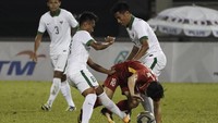 Double pivot Indonesia, Muhamad Hargianto dan HAnif Sjahbandi, berhasil menjalankan tugas dengan oke. Kartu kuning kedua untuk Hanif di babak kedua membuat Indonesia tak bisa menekan. (Foto: Wahyu Putro A/Antara)