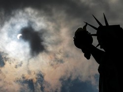 Keindahan Gerhana Matahari Total dari Atas Pesawat