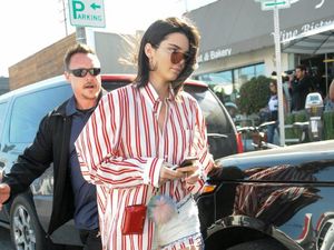 5 Tren Fashion Unik Ini Viral Pasca Dipakai Kendall Jenner & Bella Hadid