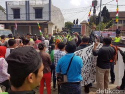 Keluarga Rengga Demo Pengadilan Protes Vonis Bebas Seorang Pelaku