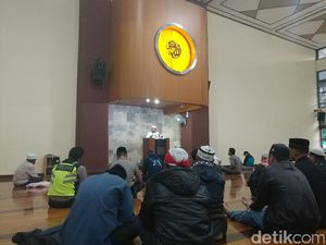 Dukung Buni Yani, Massa Salat Subuh Berjemaah di Masjid Istiqomah