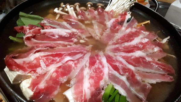 Ini Dia Shabu-shabu Komplet yang Bisa Hangatkan Perut Siang Ini