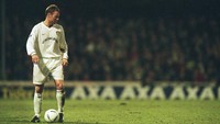 Cedera Achilles pernah dialami David Batty saat kaki mantan pemain timnas Inggris tersebut ditabrak oleh anak sendiri, yang baru berusia 2 tahun. Saat itu anaknya sedang ngebut dengan sepeda roda tiga. (Foto: Jamie McDonald /Allsport)