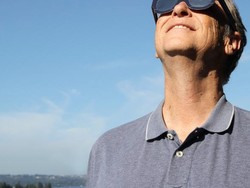 Bill Gates dan Mark Zuckerberg Terpukau Gerhana Matahari