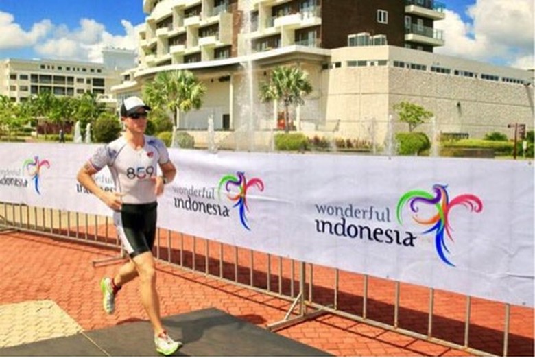 Jawara Ironman 70.3 Bintan berhasil diraih dua atlet pria dan wanita asal Selandia Baru, Mike Philips dan Amelia Watkinson.