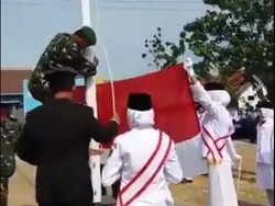 Viral Aksi Sigap Anggota TNI Panjat Tiang Saat Pengibaran Bendera