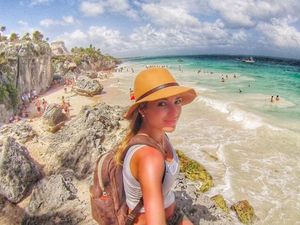 Suka Piknik Sendirian, Blogger Seksi Ini Kesal Dicurigai