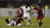 Yabes Roni bahkan sampai harus membantu pertahanan. Serangan cepat dari sisi sayap pun macet. (Foto: Wahyu Putro/Antara)
