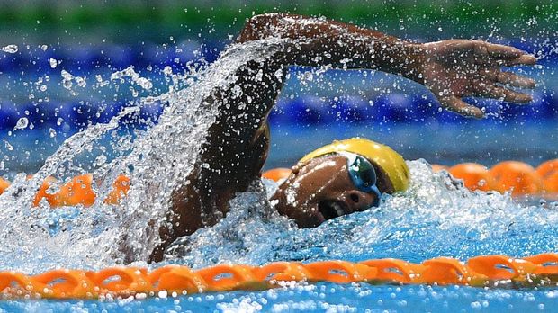 Perenang Indonesia Aflah Fadlan Prawira melaju dalam final renang 400 meter gaya bebas putra SEA Games XXIX di National Aquatic Centre, kawasan Stadion Bukit Jalil, Kuala Lumpur, Malaysia, Senin (21/8) malam. Aflah menyabet medali perak dengan catatan waktu tiga menit 54,15 detik. ANTARA FOTO/Sigid Kurniawan/foc/17.