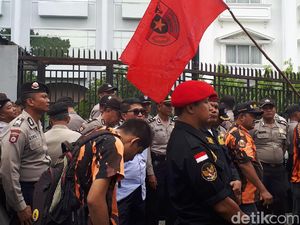 Foto: Konsulat Malaysia di Pekanbaru Didemo Soal Bendera SEA Games Foto: Konsulat Malaysia di Pekanbaru Didemo Soal Bendera SEA Games