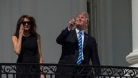 Gaya Trump yang Berani Tatap Gerhana Matahari Total Tanpa Kacamata