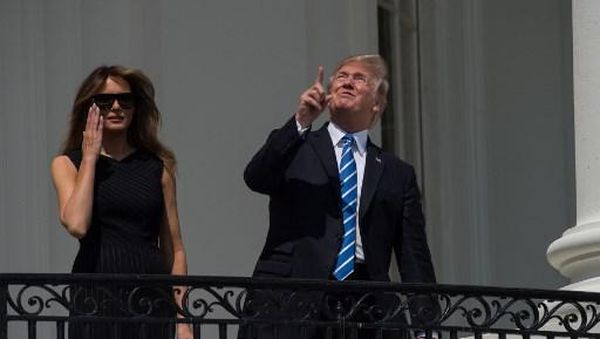 Gaya Trump yang Berani Tatap Gerhana Matahari Total Tanpa Kacamata