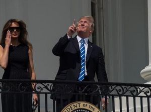 Gaya Trump yang Berani Tatap Gerhana Matahari Total Tanpa Kacamata