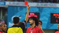 Pablo Alfaro menjalani 15 musim di La Liga, tampil di 418 laga. Ia tercatat sempat membela klub seperti Real Zaragoza, Barcelona, Racing Santander, Atletico Madrid, and Sevilla. Di La Liga, mantan bek ini punya koleksi 18 kartu merah. (Foto: Firo Foto/ALLSPORT)